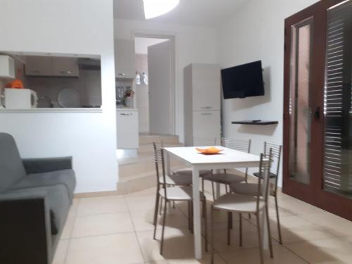 kuchnia i jadalnia ze stołem i krzesłami w obiekcie B&B Soleluna w mieście Veglie