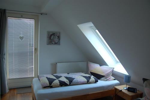 A bed or beds in a room at Ferienwohnung Oberdeck