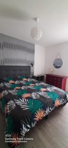 - une chambre avec un lit et une couverture colorée dans l'établissement RESIDENCE DE LA MER - A 2 pas du Port et de la Plage, à Saint-Cyprien