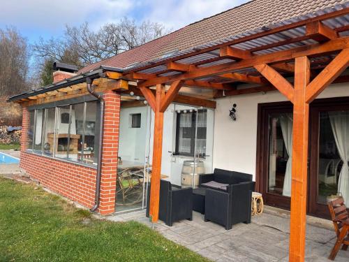 a pergola on the side of a house at Apartmán Beruška in Křelovice