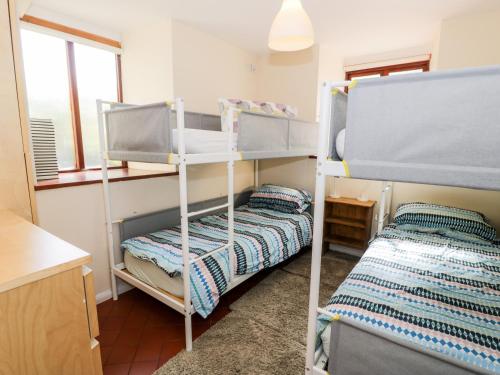 LlwyngwrilにあるCapel Cader Idrisの窓付きの小さな部屋の二段ベッド2台分です。