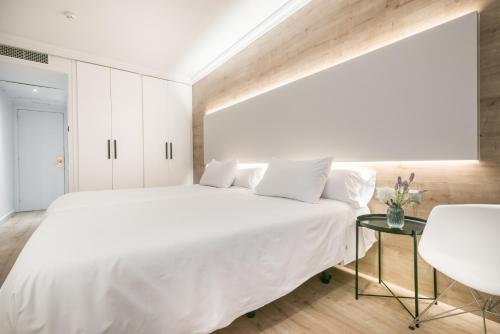 a hotel room with a bed, table and a lamp at Hotel Sansi Park in Lleida