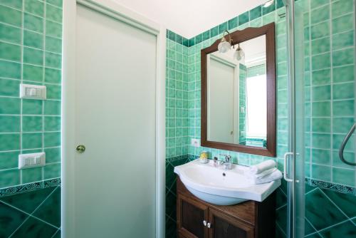 un baño con lavabo y espejo en SorrentoVibes - City Home in Sorrento with Balcony and view, en Sorrento