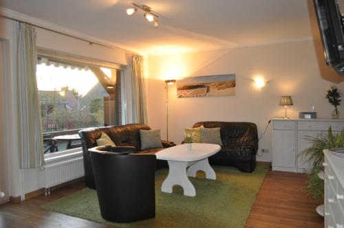 ein Wohnzimmer mit einem Tisch und einem Sofa in der Unterkunft Ferienwohnung am Bauernhof in Behrensdorf