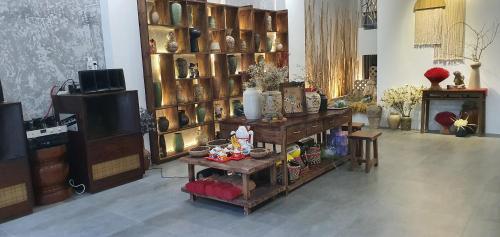 um quarto com uma prateleira de vasos e uma mesa em 5 Elements Hotel em Quy Nhon