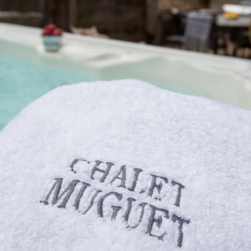 une serviette avec les mots de craie qui y sont écrits dans l'établissement Chalet Muguet Gauche with Hot Tub Sleeps 10 Central Morzine, à Morzine