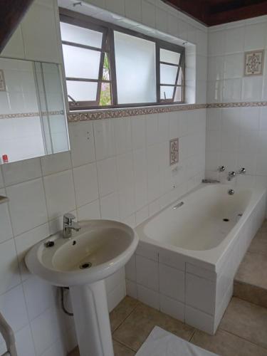 Ein Badezimmer in der Unterkunft THE THATCH HIDE