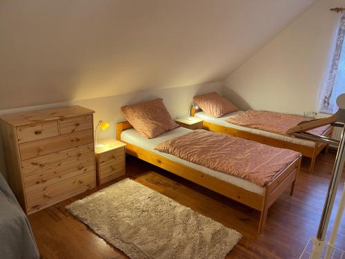 سرير أو أسرّة في غرفة في Apartmán Beruška