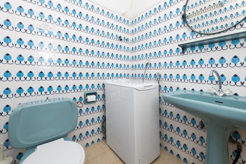 łazienka z toaletą i umywalką w obiekcie Aigli House w mieście Skala Kallirachis