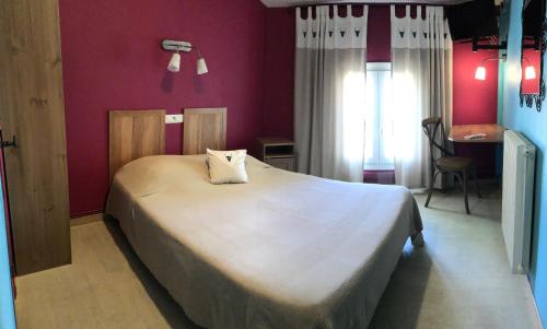 cit'hotel Hotel Las Cigalasにあるベッド