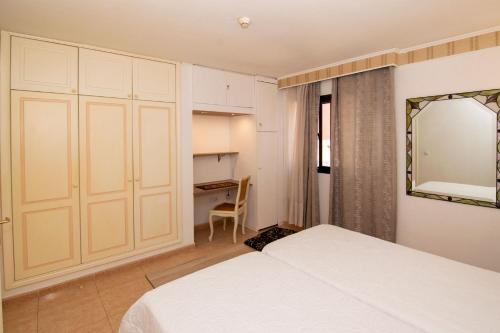sypialnia z łóżkiem, lustrem i biurkiem w obiekcie Casa Isabel, the perfect home for your holidays in Corralejo w Corralejo