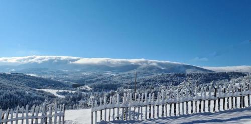 płot na szczycie pokrytej śniegiem góry w obiekcie Zlatiborski katuni w mieście Zlatibor