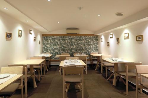 - une salle à manger avec des tables, des chaises et du papier peint dans l'établissement Best Western Hotel du Mucem, à Marseille