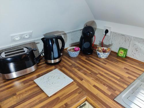 Η κουζίνα ή μικρή κουζίνα στο Appartement T3 "YUCA" Hyper centre d'ERNÉE