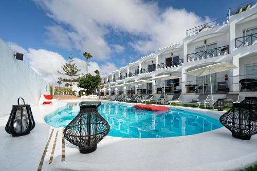 una piscina frente a un edificio en Vista Bonita - Gay and Lesbian Only Resort, en Maspalomas