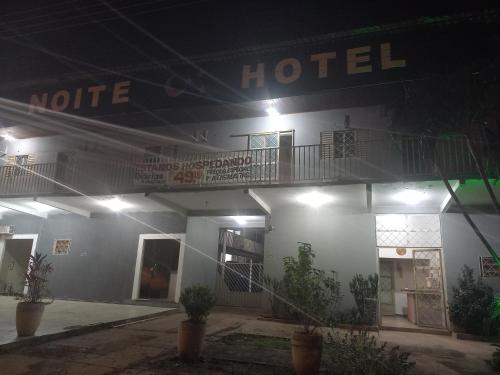 a hotel lit up at night with lights at Noite hotel in Palmas