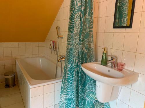 y baño con lavabo y bañera. en LOFT Natalya Gold, en Český Krumlov