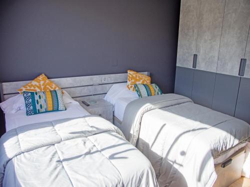 Postel nebo postele na pokoji v ubytování Apartamentos Santander Maliaño Suites 3000