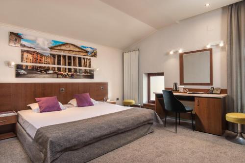 スタラ・ザゴラにあるForum Hotel Self Check-in Stara Zagoraのベッドとデスクが備わるホテルルームです。