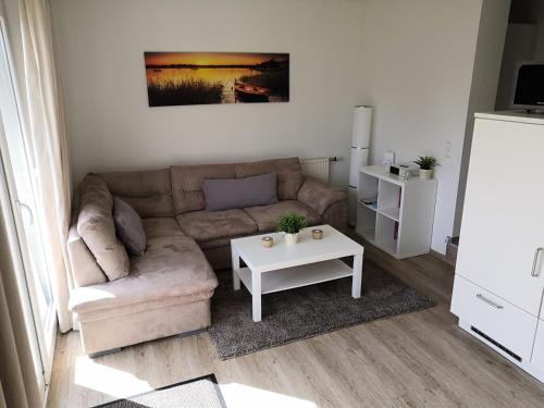 ein Wohnzimmer mit einem Sofa und einem Tisch in der Unterkunft Haus Lackner in Timmendorfer Strand