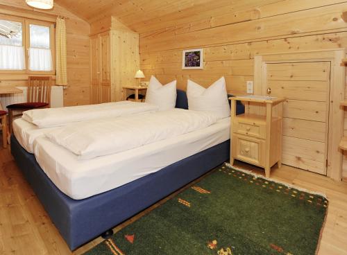 Кровать или кровати в номере Brücklmeier Ferienwohnungen