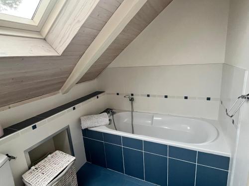 une salle de bain avec baignoire dans une chambre dans l'établissement PENTY DU BELOU, cozy, en pleine campagne, 1 à 6 personnes, à Mellac