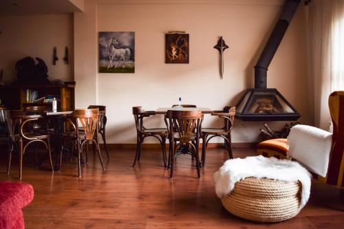 um quarto com uma mesa, cadeiras e um fogão em Naquela Castroviejo em Castroviejo