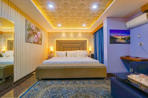 a bedroom with a large bed in a room at FabHotel Prime Z Grand in Ludhiana