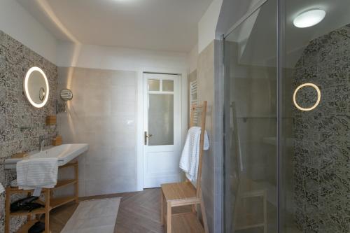 A bathroom at VITTORIO EMANUELE HOUSE
