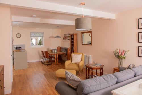 ein Wohnzimmer mit einem Sofa und einem Tisch in der Unterkunft Croft4 in Broadford