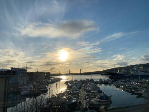 Eine Gruppe von Booten liegt in einem Hafen vor Anker. in der Unterkunft Harbour View / Marina / City Centre in Tórshavn