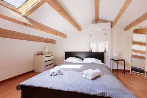 ein Schlafzimmer mit einem großen Bett mit zwei Handtüchern darauf in der Unterkunft Calypso Apartment by Konnect, Corfu Old Town in Korfu-Stadt