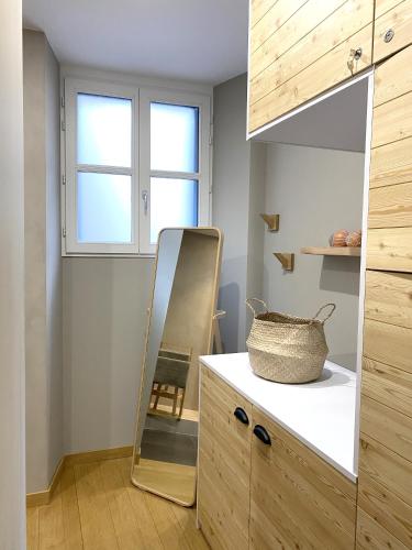 - un dressing avec un miroir et une chaise dans l'établissement «La Calade » Villa les Glycines, à Collioure