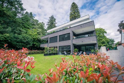 a house with a garden in front of it at La Perla in Lindau