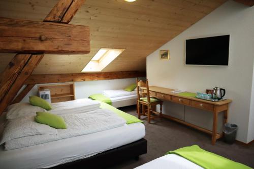 Postel nebo postele na pokoji v ubytování Gruyère Rooms