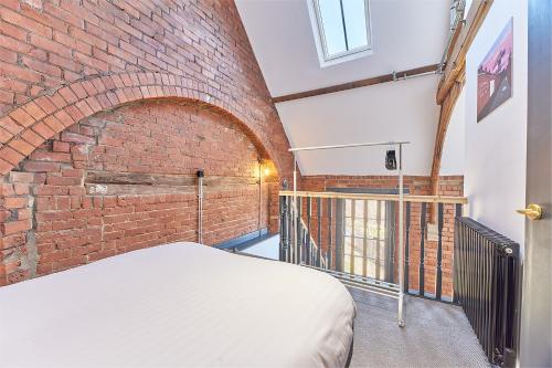 Cama ou camas em um quarto em No 8 at Simpson Street Apartments Sunderland