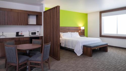 En eller flere senge i et værelse på Holiday Inn Express Puebla, an IHG Hotel