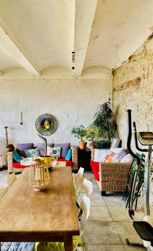 un salon avec une table et un canapé dans l'établissement L’insolite, à Meyrannes