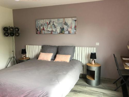 una camera con un letto con due cuscini sopra di Suite cosy a Chindrieux