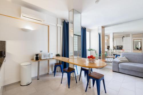 une cuisine et un salon avec une table et un canapé dans l'établissement 45 Croisette Apartment - Prime Location - Beach & Palais by Foot - AC, à Cannes