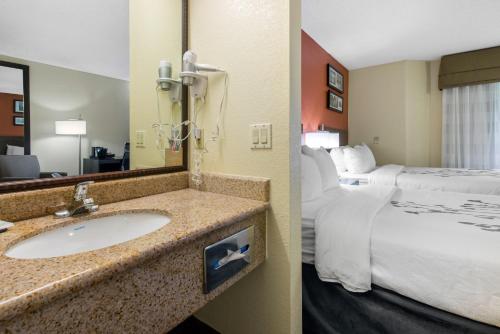 Et badeværelse på Sleep Inn Sarasota North