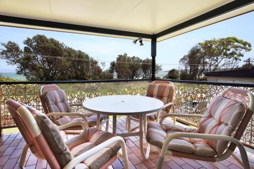 Un balcón o terraza de The Crescent at Currarong I Pet Friendly Beachfront
