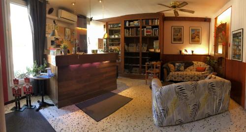 - un salon avec un canapé et une chaise dans l'établissement Las Cigalas, à Villeneuve-lès-Béziers