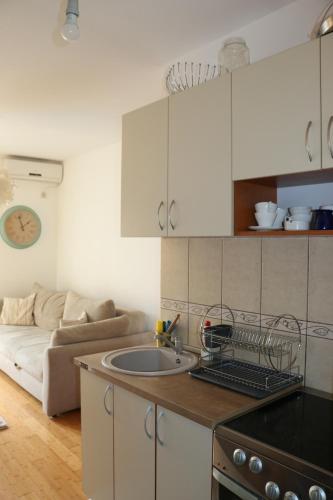 A kitchen or kitchenette at Summer Apartment in Milocer