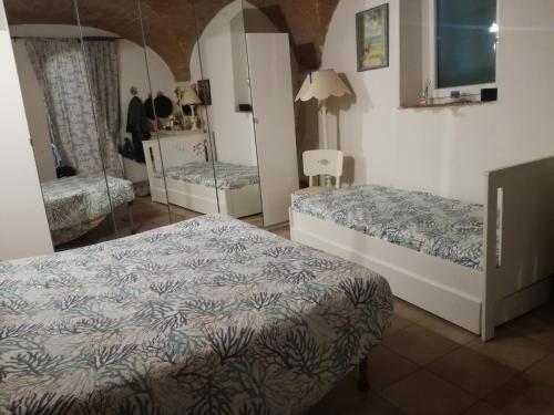 - une chambre avec 2 lits et un miroir dans l'établissement SWEET Castiglioncello HOME, à Castiglioncello