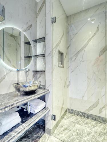 a bathroom with a sink and a shower at Triple G Hotels in Amsterdam