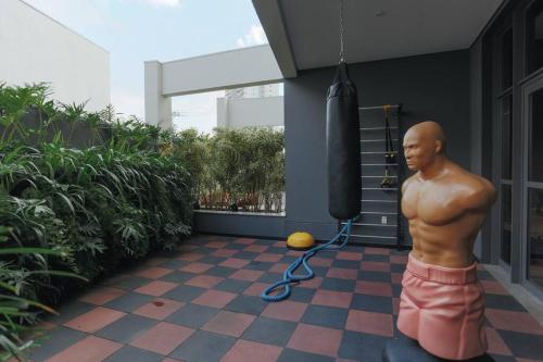 una estatua de un hombre en una habitación con una pistola de viento en Studio Luxo Vila Madalena, en São Paulo