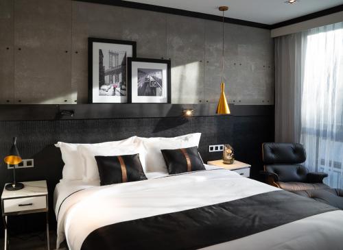 A bed or beds in a room at 42 Hotel Williamsburg