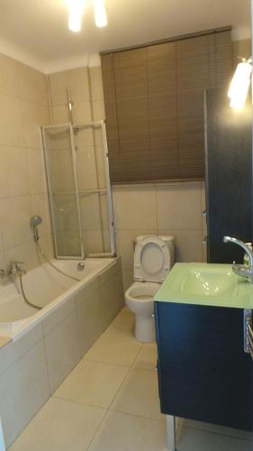 une salle de bain avec toilettes, baignoire et lavabo dans l'établissement 2 pièces, Centre Ville, 50 mètres plages et mer., à Menton