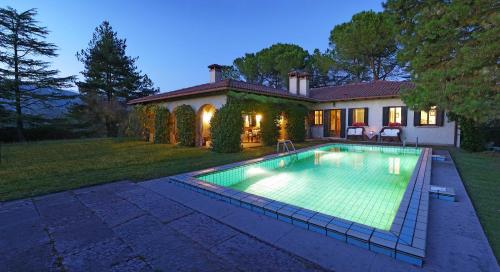 ein Haus mit einem Swimmingpool im Hof in der Unterkunft Asolo hills La Cimetta chic villa with pool in Asolo